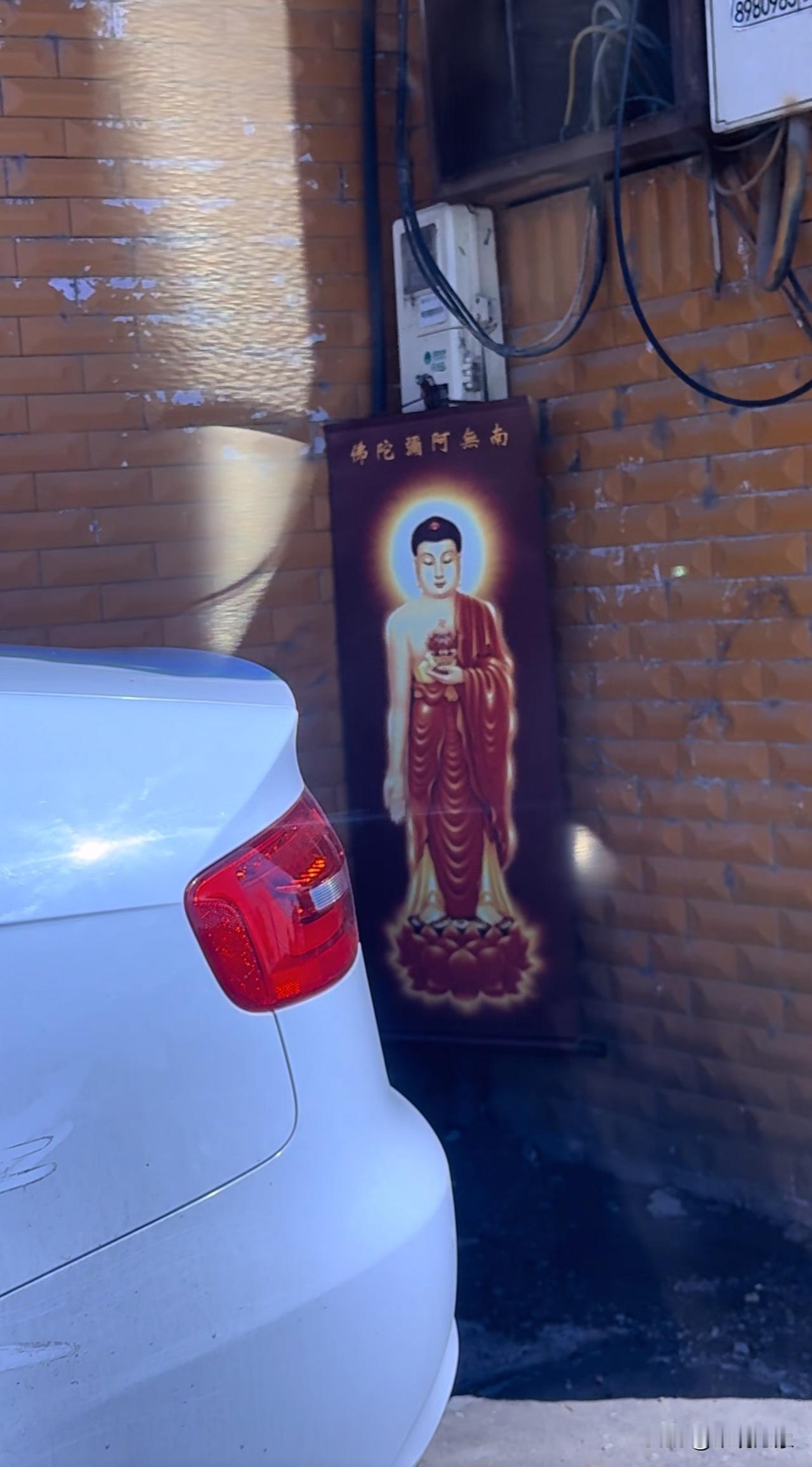 以前经常有人在此处小便，为了杜绝这种行为，这家人出了一步奇招[祈祷][赞]