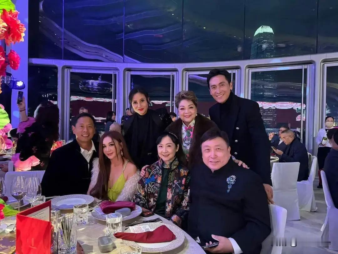 吕良伟庆生现场，暴露了港圈最残酷的潜规则：不是谁红跟谁玩，是谁老得慢跟谁玩。