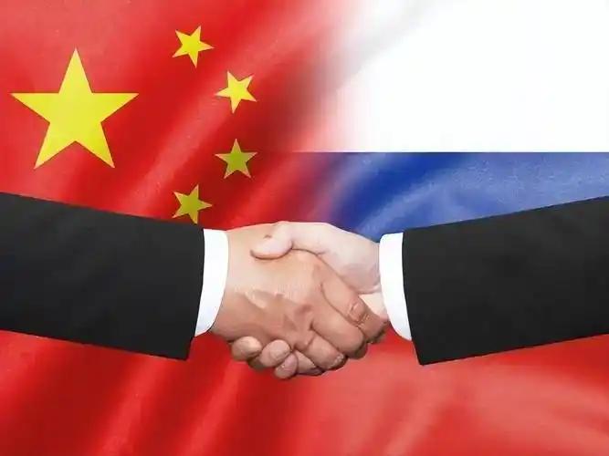 别被“全世界都在和中国较劲”吓住，大国博弈拼的不是嗓门，而是谁的底子更厚。中美紧