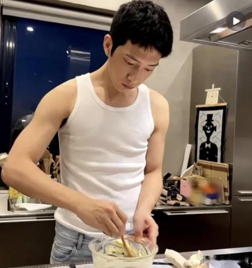 所有人都知道井柏然爱穿背心了李荣浩22年就画过井柏然穿背心在厨房做糕点，孙千采