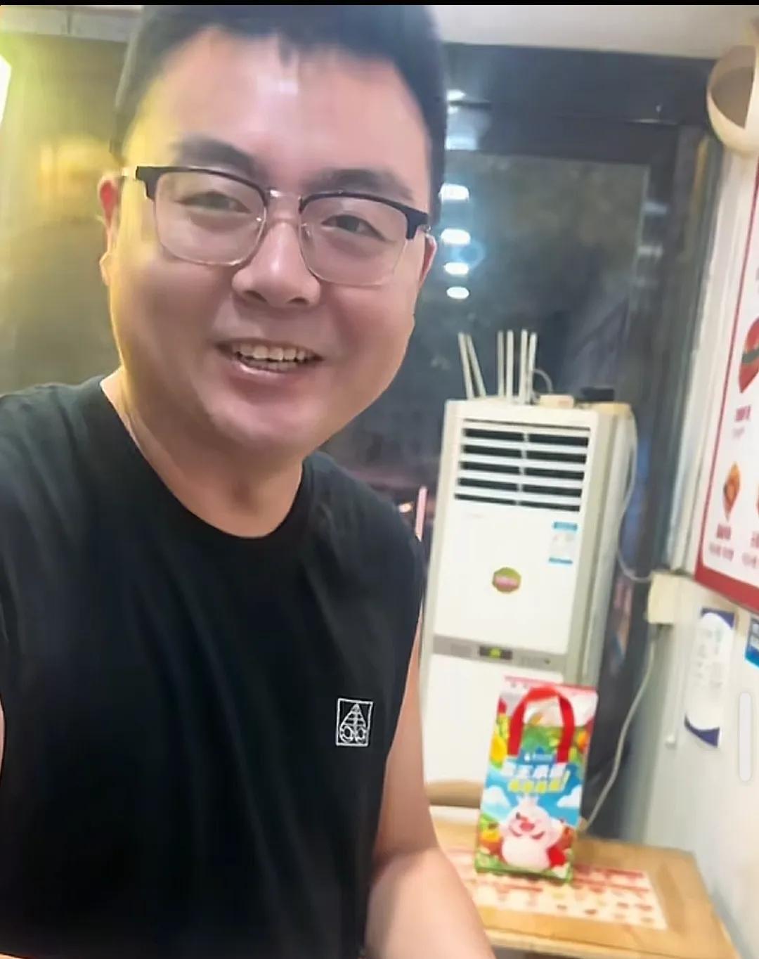 看看今天田静发的视频，郭威笑得是那么的开心，一看就是发自内心的，生活幸福指数很高