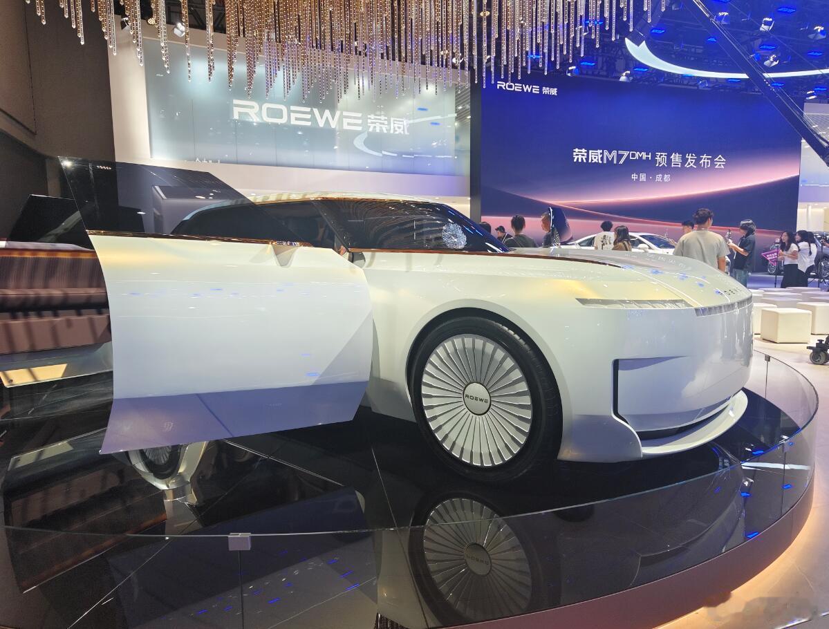 2025成都车展车314报道荣威这个概念车，也太科幻了吧！有点“鬼斧神工”了，