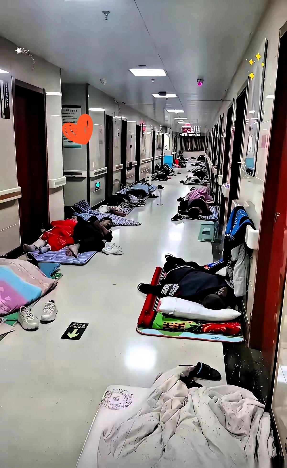 凌晨三点的医院走廊，乌压压睡满了家属，这一幕看着心酸却暖心！院长一句“让他