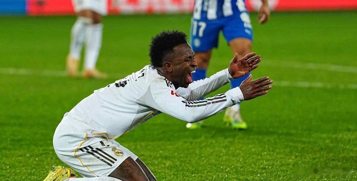 在皇马客场对阵阿拉维斯的比赛中，维尼修斯在禁区内与特纳利亚发生身体接触后倒地，皇