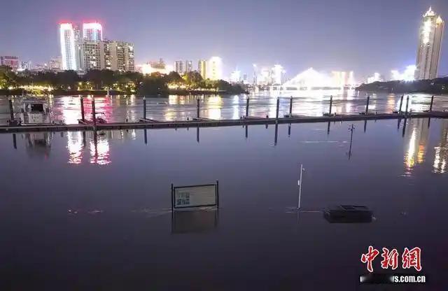 邕城汛情：郁江超警牵动南宁，多方联动迎战可能超历史洪水10月1日，当国庆中