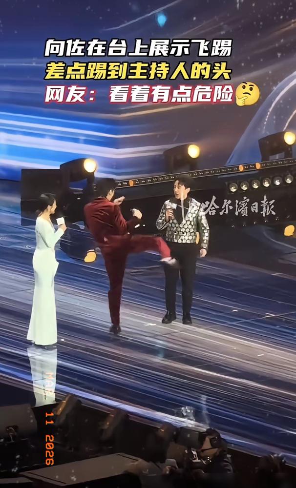 向华强砸下几十亿想造一个“硬汉”，最后却在互联网上养出了一个“抽象圣体”。盛