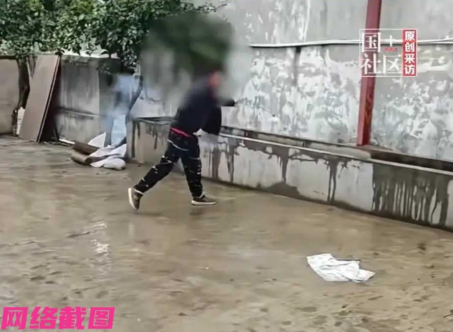 安徽合肥有男子去朋友家串门，看到有鞭炮，想试一试鞭炮的威力如何，于是他直接把点燃