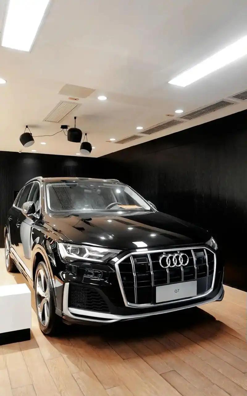 上周陪发小去4S店提了台2024款奥迪Q73.0T尊贵版，这车现在