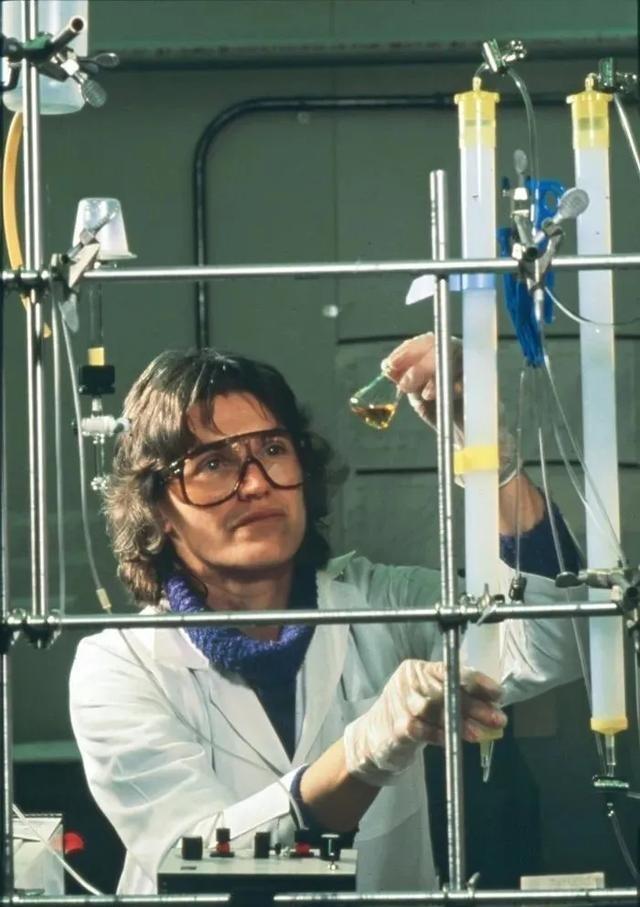 1996年，一名女科学家在试验时，不慎将两滴化学试剂滴在了橡胶手套上，她立刻摘下