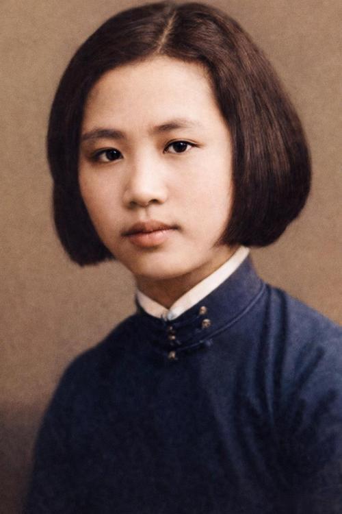 1942年，新四军师长妻子潜回扬州，银行家父亲见状眉头紧锁，他随后的举动瞒过了所