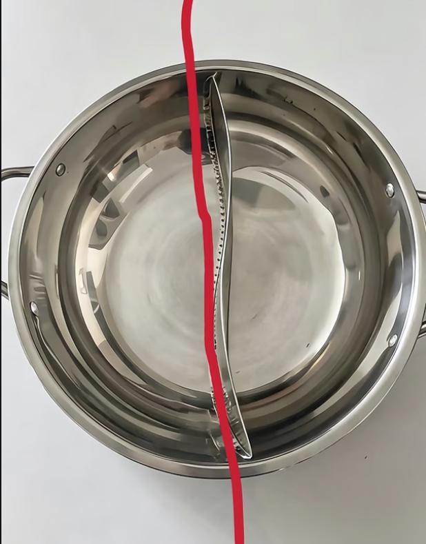 我每次吃火锅，特别是点鸳鸯锅的时候，我都纳闷一个问题，这个锅中间挡板，为什么不设