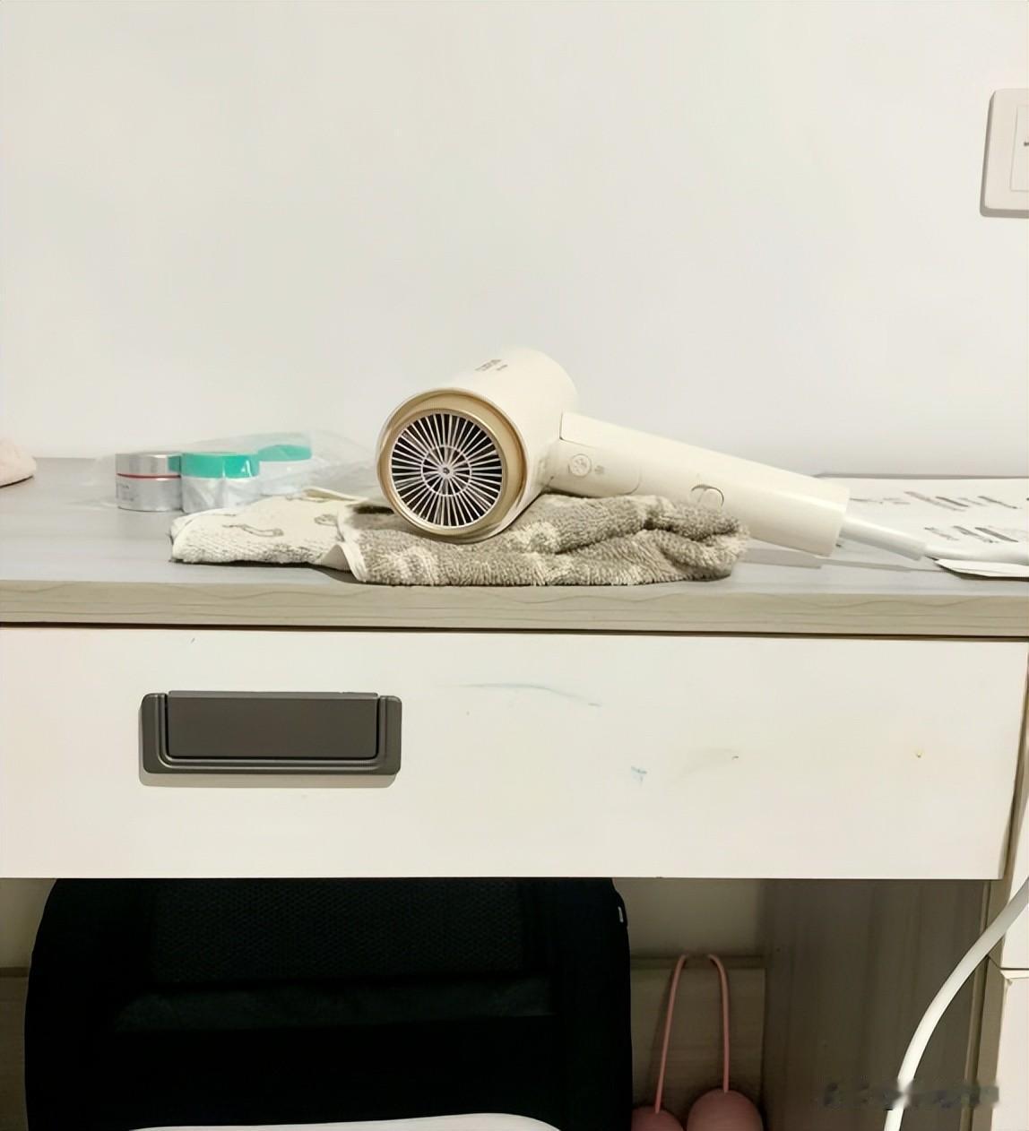 当初装修，老婆非要装“洗碗机”，我骂她懒：“几个碗手洗一下能累死？”她没理我，自