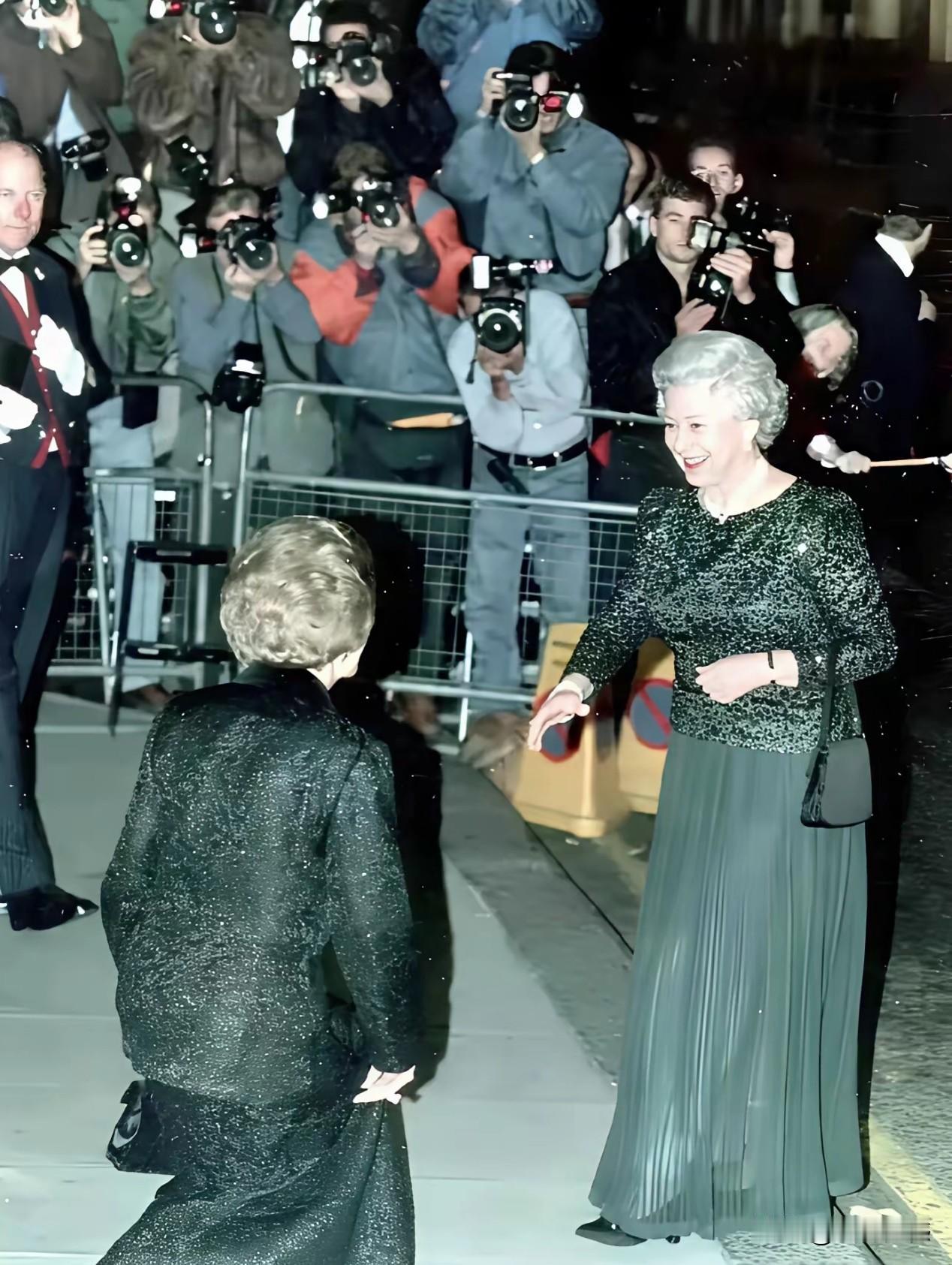 撒切尔夫人见到英国女王时，真没有想到，这个作风硬朗的铁娘子，竟然显得如此的卑微，