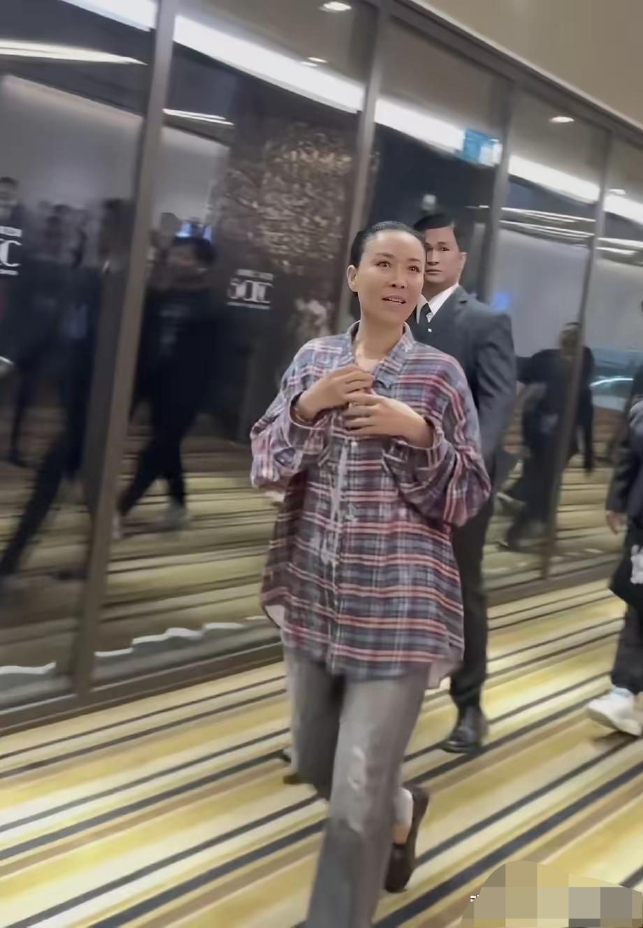 天呐，直接一个农村土妞，现在的农村媳妇也比她穿的好看，你认出是谁了吗？