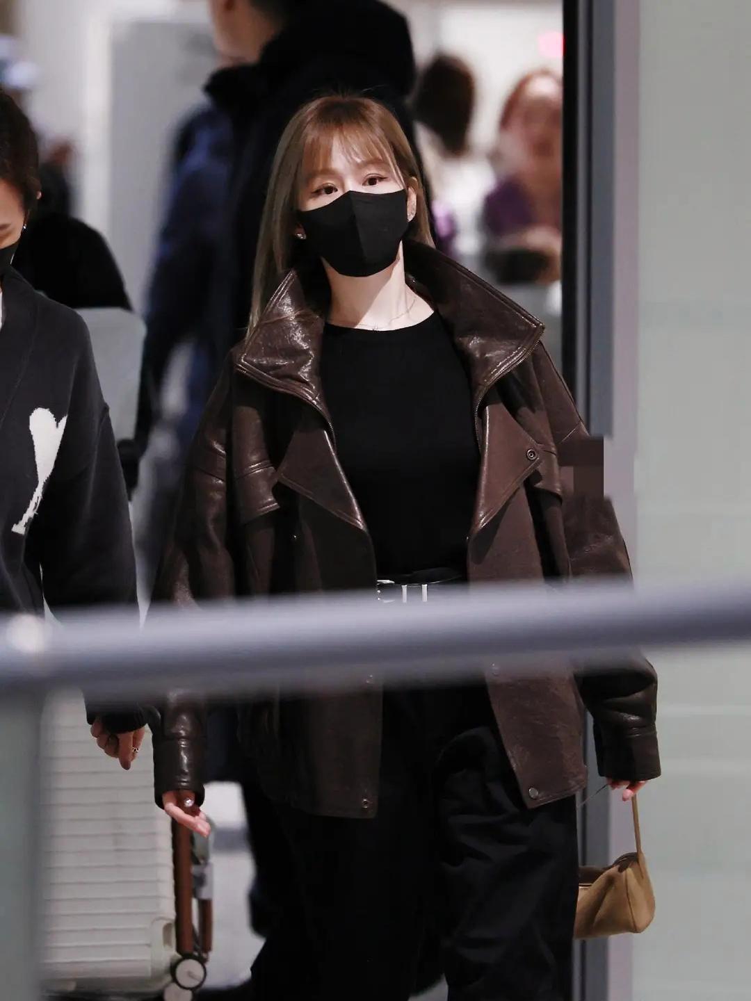 43岁的王心凌用短羽绒服+高腰裤的黄金公式，让158cm穿出超模比例，证明甜妹穿