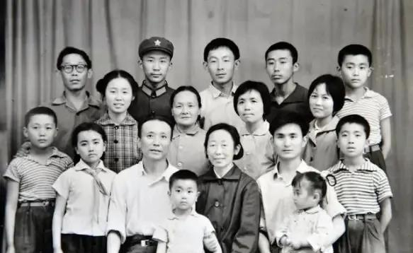 1966年，许曼云夫妇被带走了，临走前把保险柜的钥匙，和6个孩子交给了47岁保姆