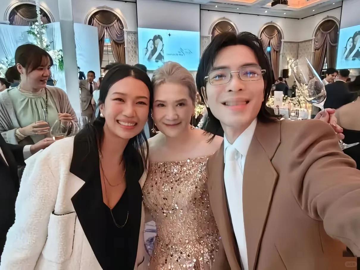 许玮甯和妈妈，妈妈比她还白。