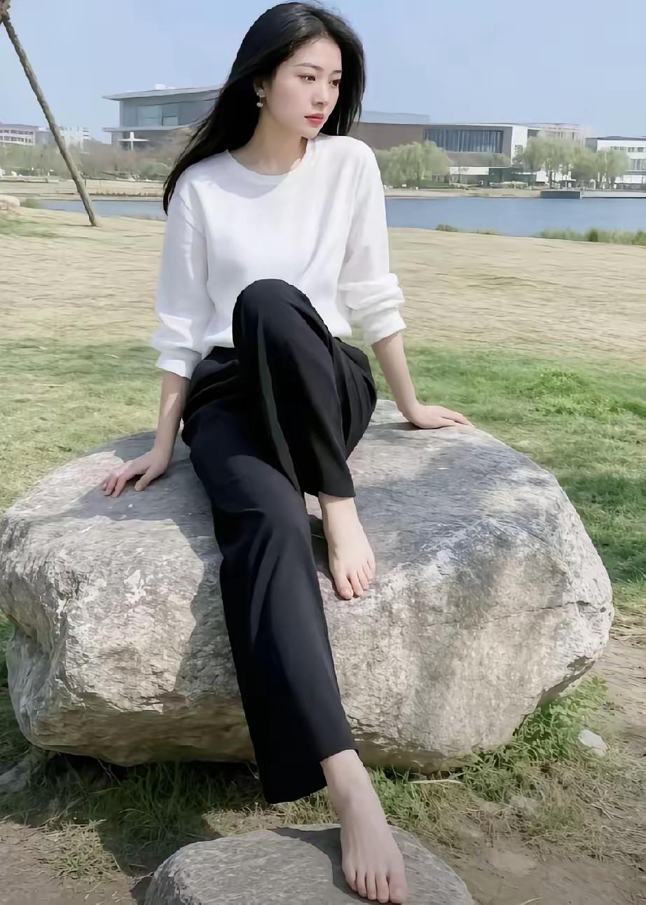 阳光明媚，女孩坐在石头上放松。