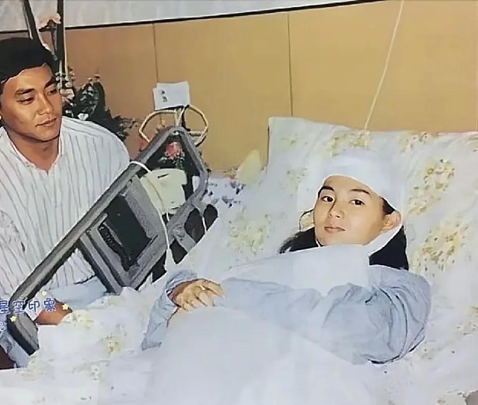 1988年，尔冬升在医院看望头部缝了八针的女友张曼玉，在病床旁陪护时留下的照片，