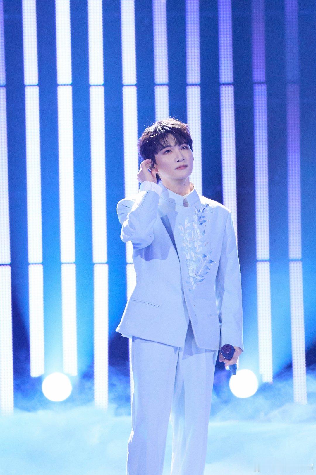 换哪个台都能看到周深不同卫视，同一王者。周深用跨越语言、曲风、舞台的超级liv