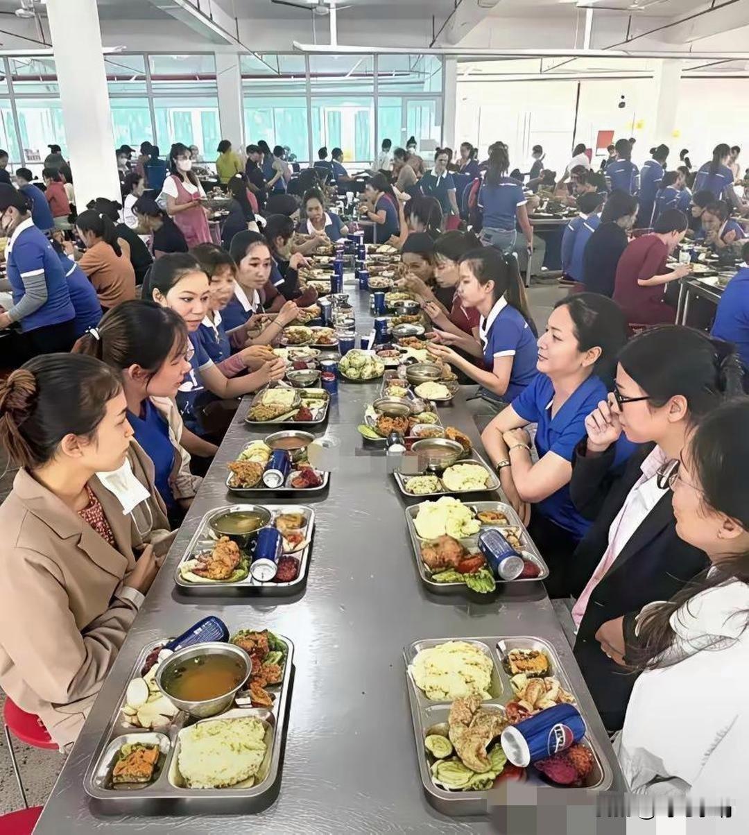 假如一个年轻小帅哥进入这家电子厂上班，他能坚持上多久班？说一说你的理由！