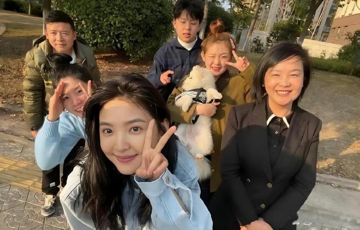 章若楠一家子，她是中了基因彩票那个吧。​​​​