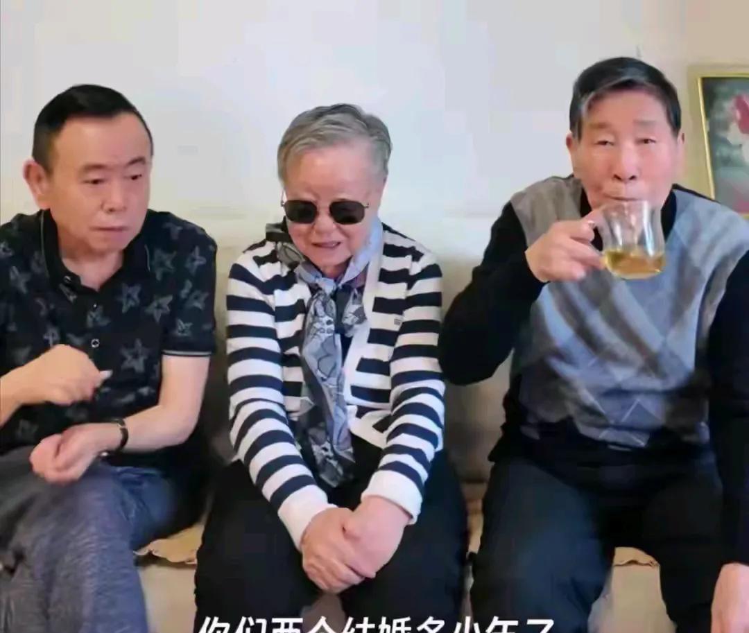 潘长江推年迈父亲花园遛弯，93岁潘林生状态很好，看起来像七十多