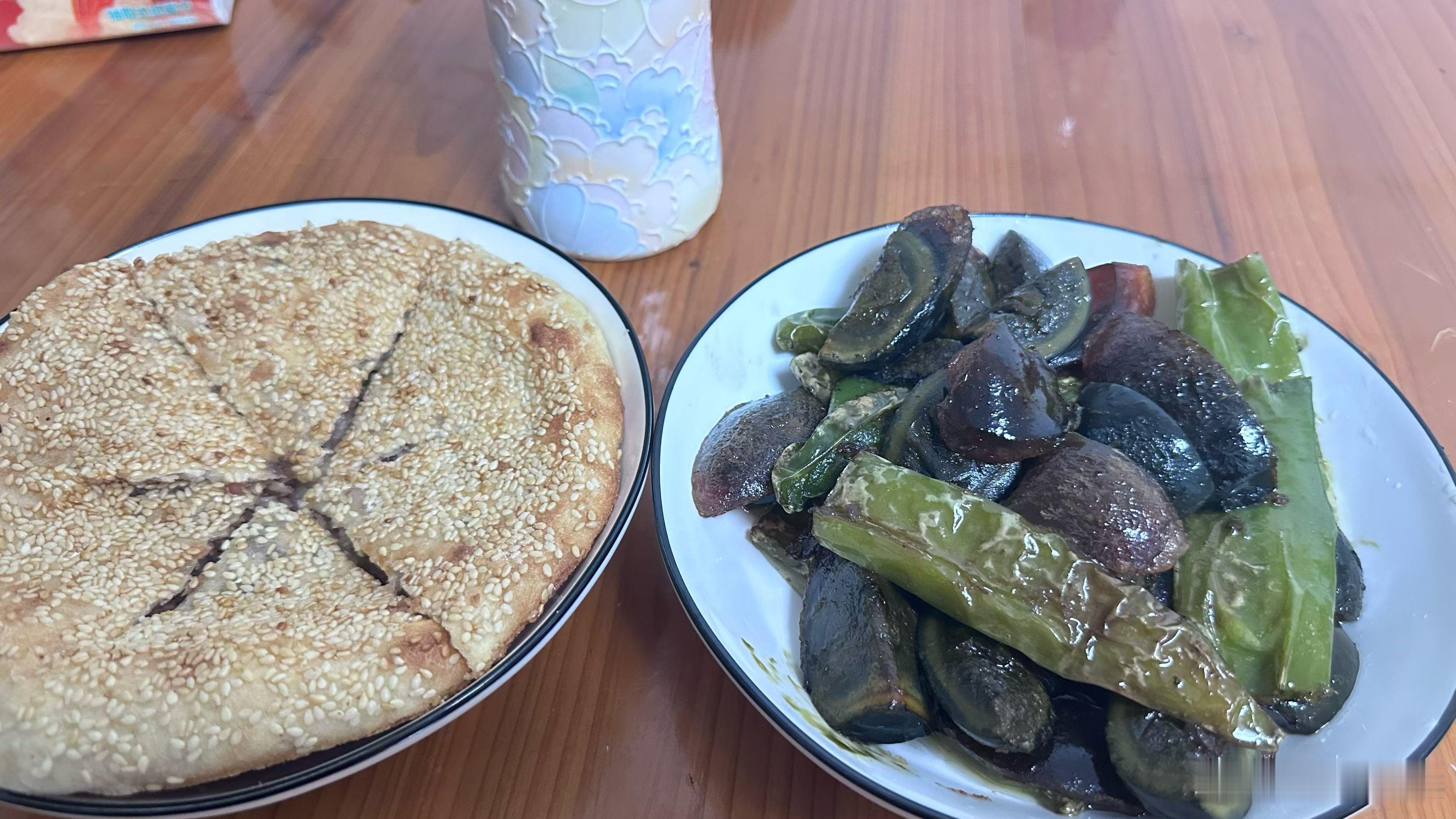 同事的饭菜看上去是那么香（图一）我今天中午吃红烧肉（图二），自己做的，五花肉，我