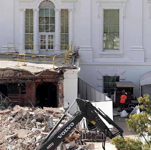 白宫被挖的面目全非，本以为特朗普会用中国的挖掘机来挖白宫，毕竟中国作为基建狂魔，