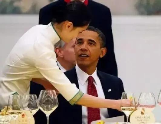 奥巴马访华时的一幕，他的眼睛一刻也没有从服务员的脸上移开！2009年