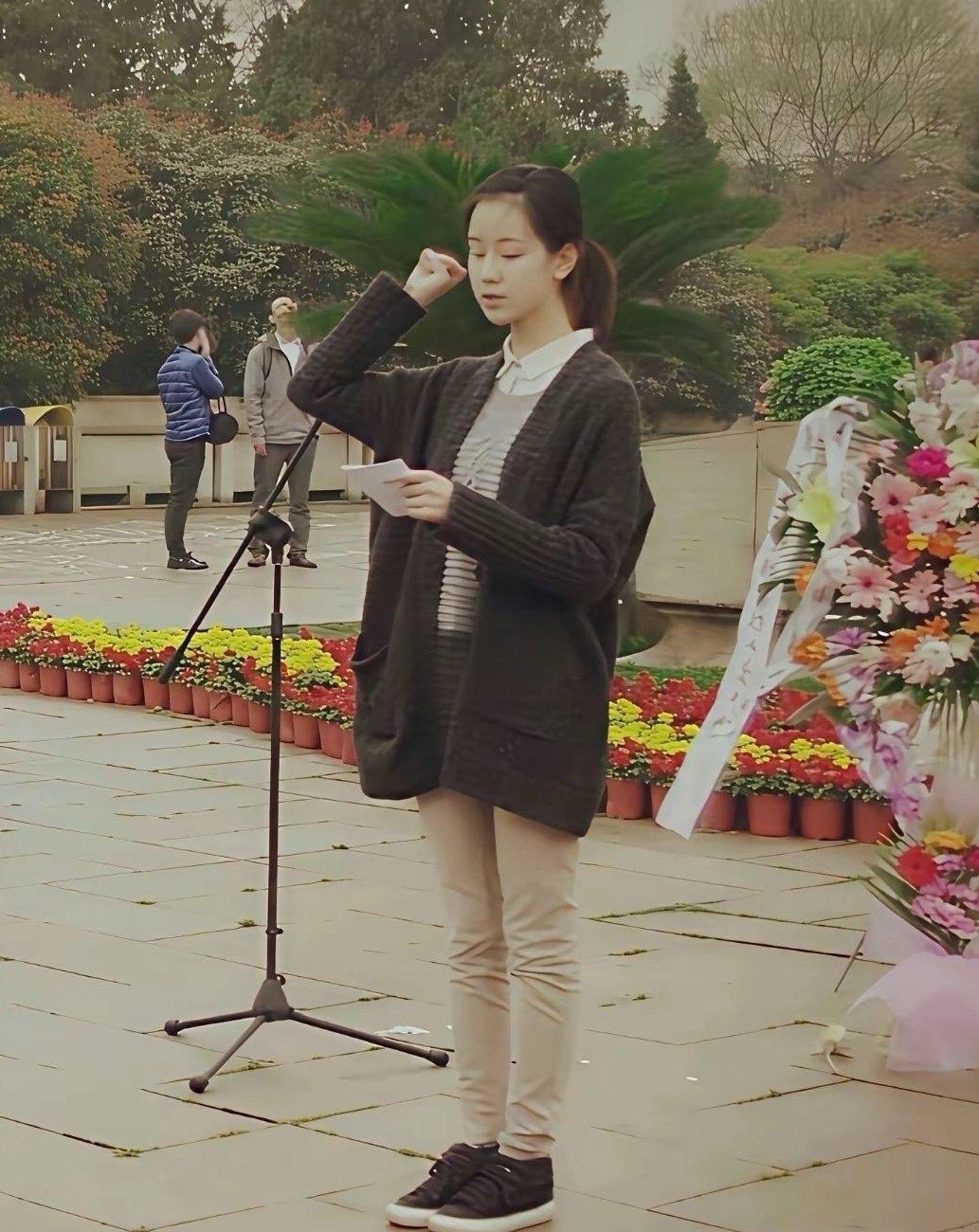 据说这是陈都灵素人时期，这颜值适合做明星吗？