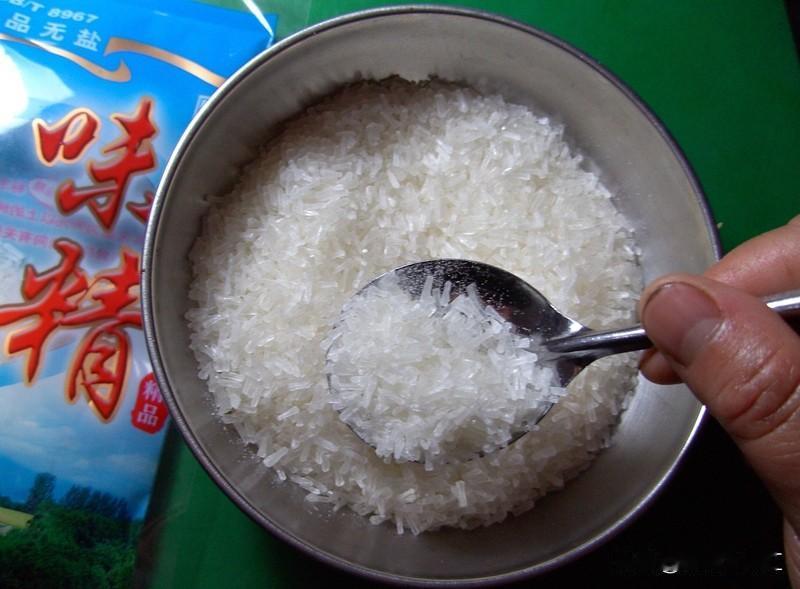 炒菜放味精还是鸡精，这事儿好多人纠结。有人觉得味精是“科技与狠活”，不健康还致癌