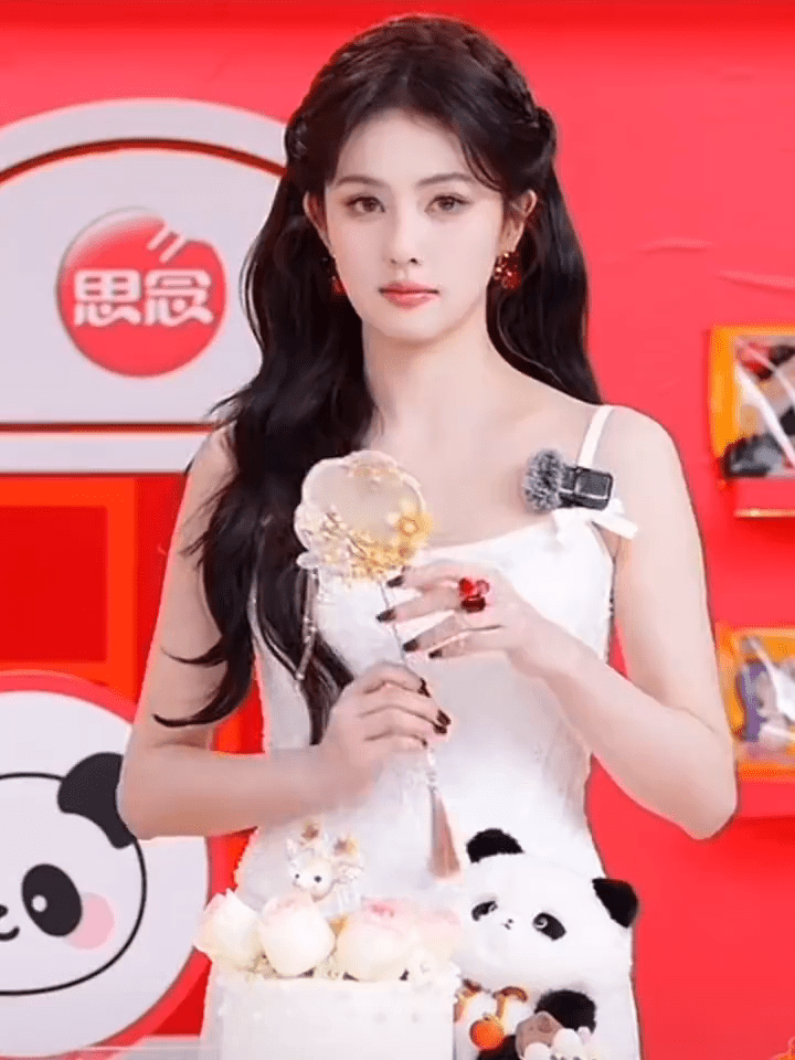 凭大獠牙才认出原来是鹿姐