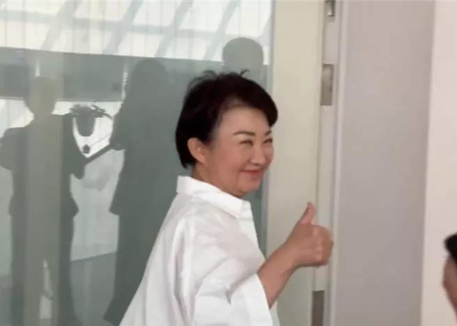 继2400元的粉底液之后，台中市长卢秀燕昨请假辅选时，往脸狂喷「秘密武器」，力抗