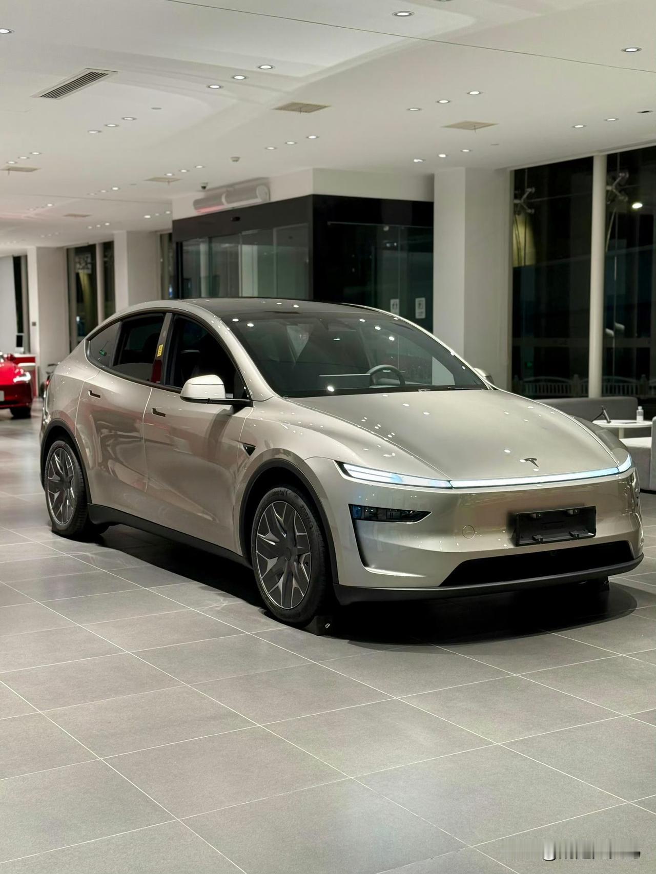 新款ModelY续航751km，AI芯片反应超快！悬架能软硬调节，过减速带再也