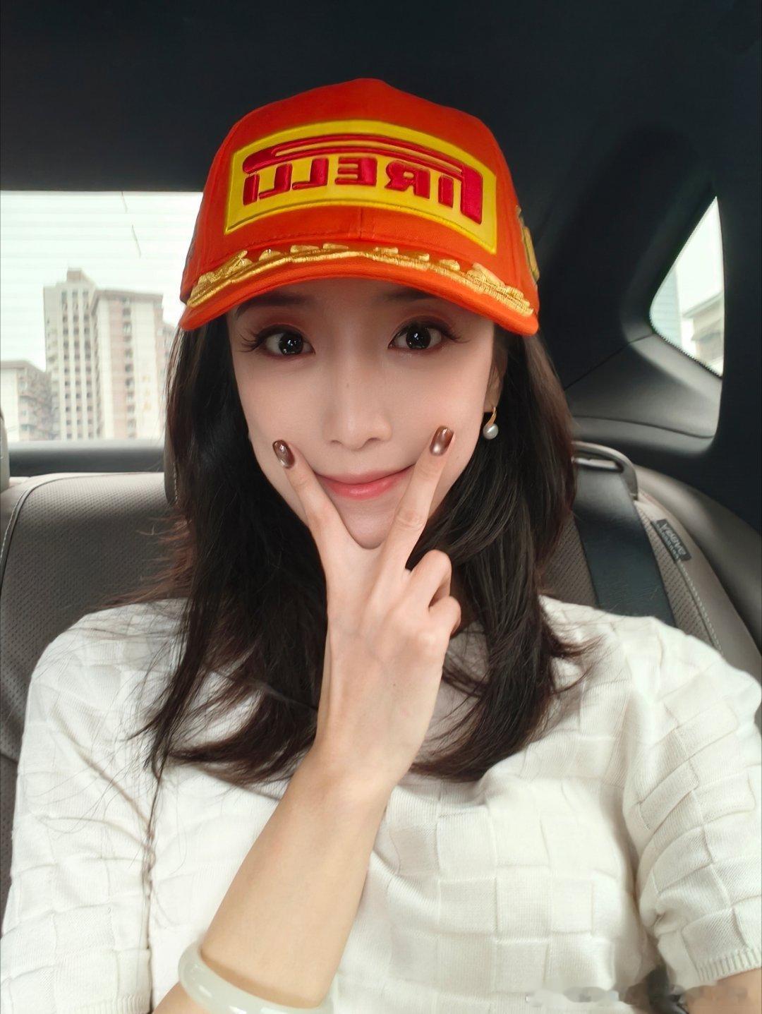 是谁那么幸福，一下子拥有了两顶F1不同站的冠军帽，是我是我是我[大笑]​​​