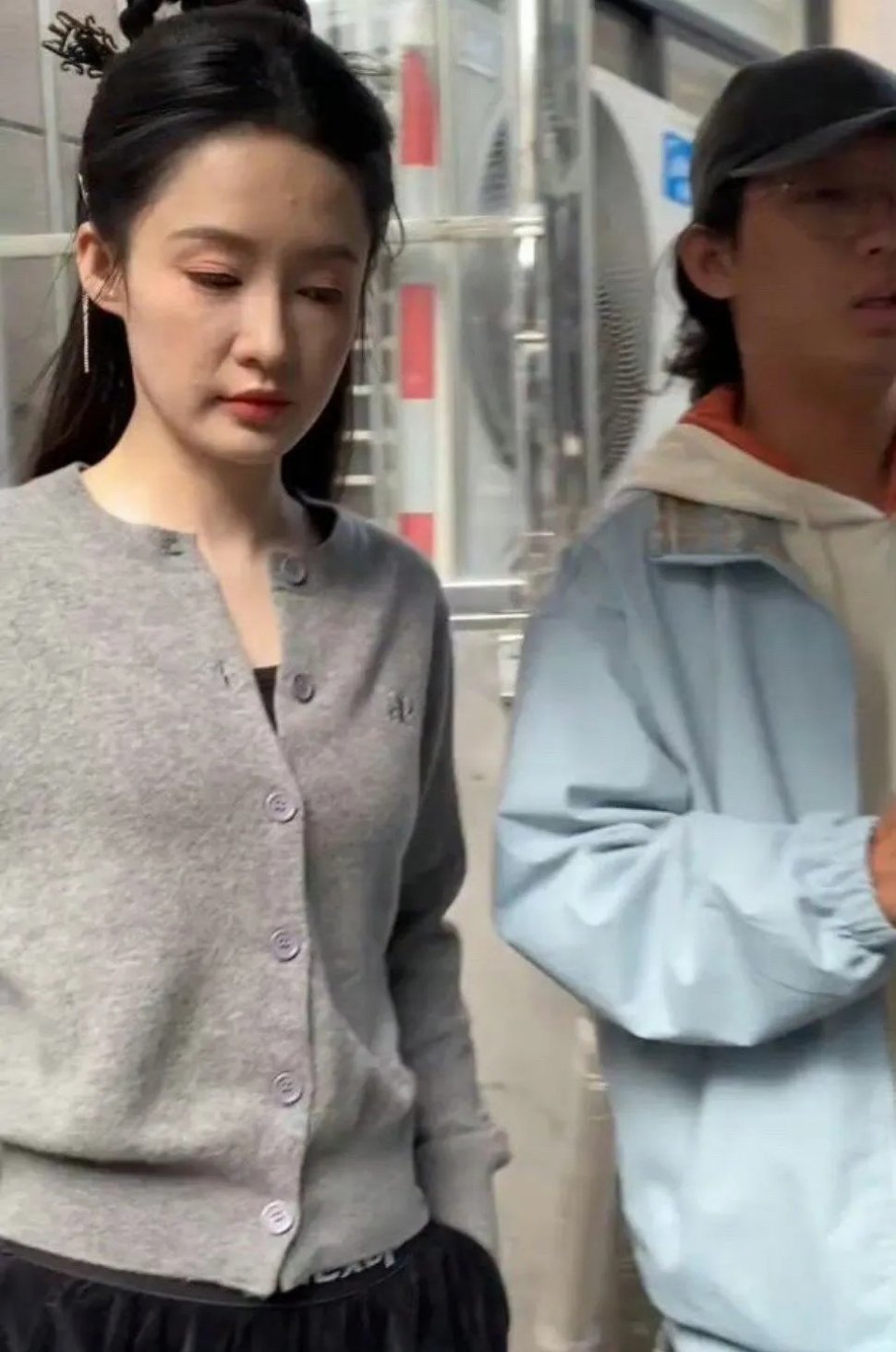 李沁也会冒痘和卡粉，所以普通人更不要焦虑了！