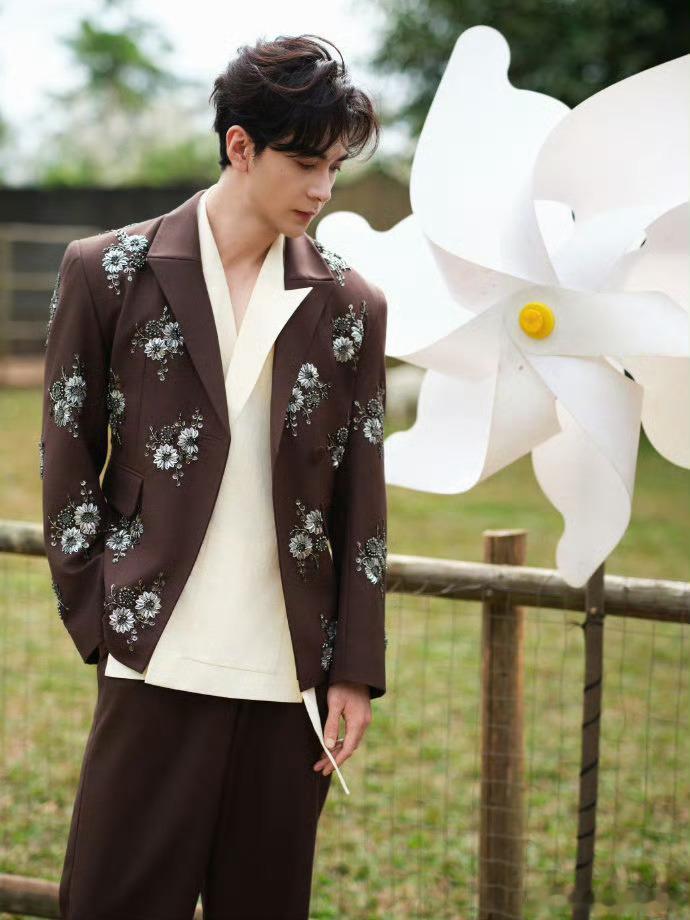 陈星旭金鹅奖出图陈星旭不卷了去农场当主理人了金鹅奖大片质感拉满！陈星旭化身牧野