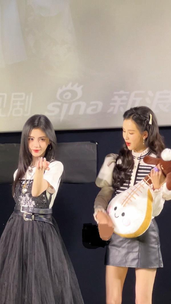 今天陈都灵和鞠婧祎一起出席时尚活动，两位都走经典的黑白搭配风格，也都显得很年轻。