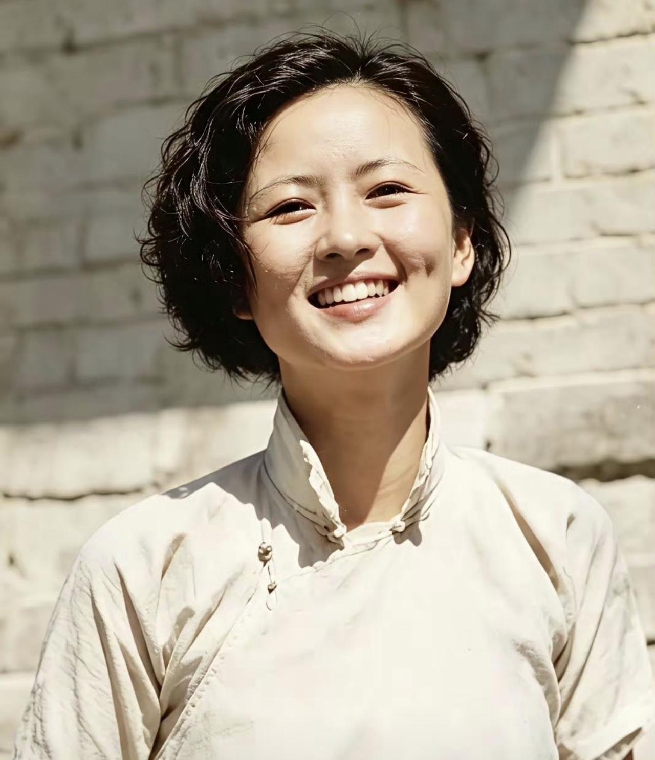 天呐，原来林徽因也是梨涡美女啊，笑起来好甜啊！这个短卷发也好适合她啊！酒窝这个东