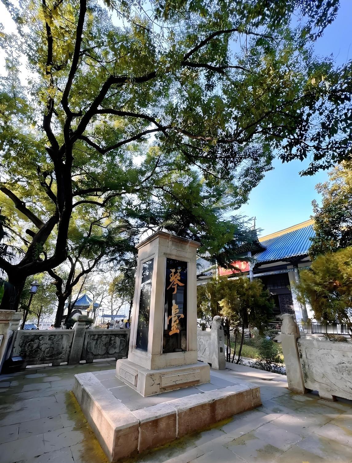 武汉汉阳龟山西麓、月湖之畔，掩映在垂柳碧波间的，便是与黄鹤楼、晴川阁并称"武汉三