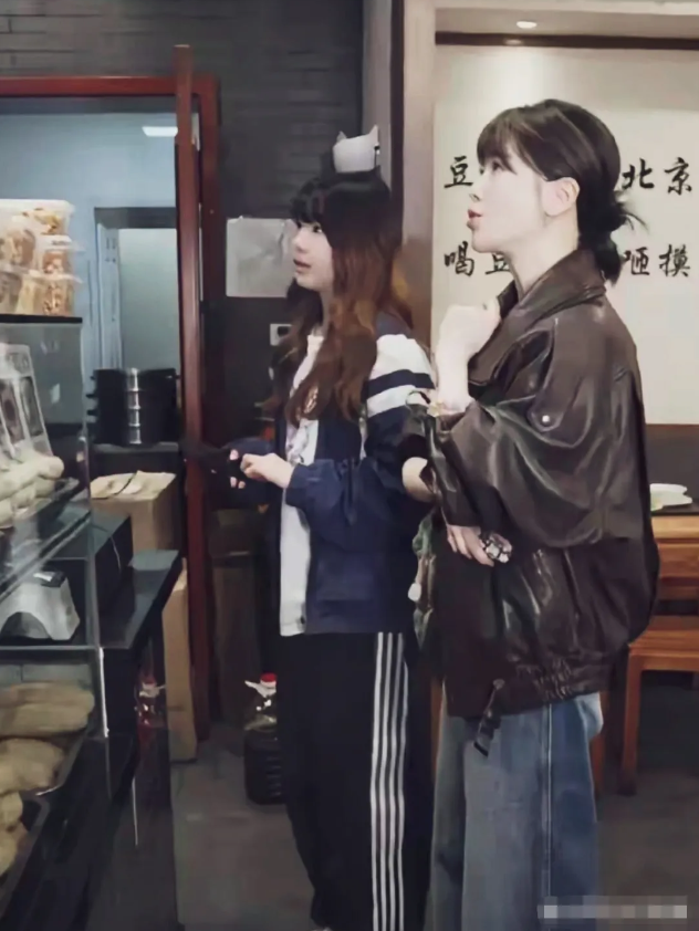 左小青带着女儿在小吃店，女儿一身校服，个子与妈妈一样高了，左小青皮衣配牛仔裤，