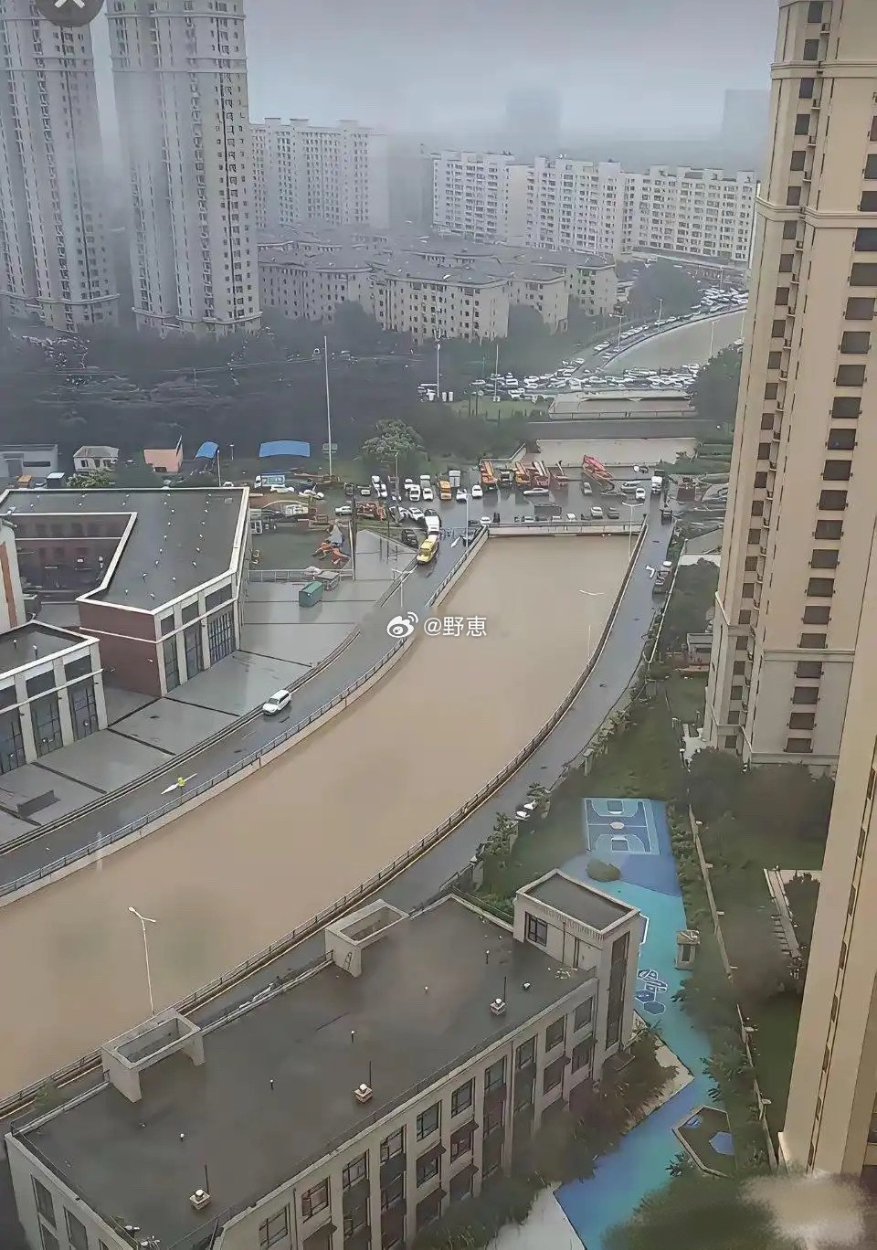 这怎么设计的，下雨的时候充当排水？