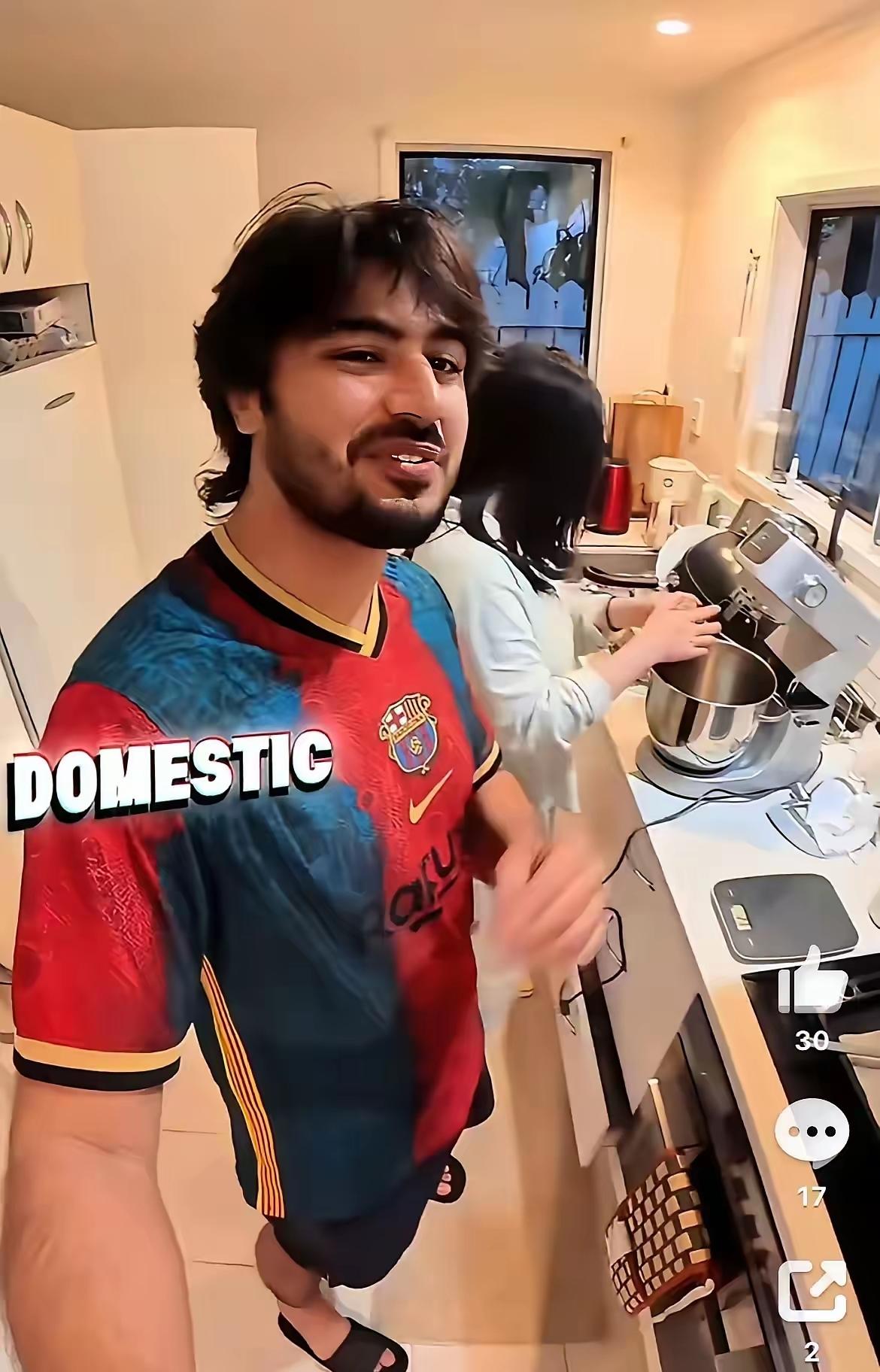 有个印度男人天天在社交平台发他媳妇做饭的视频。说他刚看完球赛回来，告诉媳妇自己饿