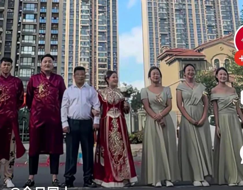 新婚夫妻放烟花拍照遇大妈闯入，摄影师狂喊让开让开，大家都不知道怎么回事儿，等一
