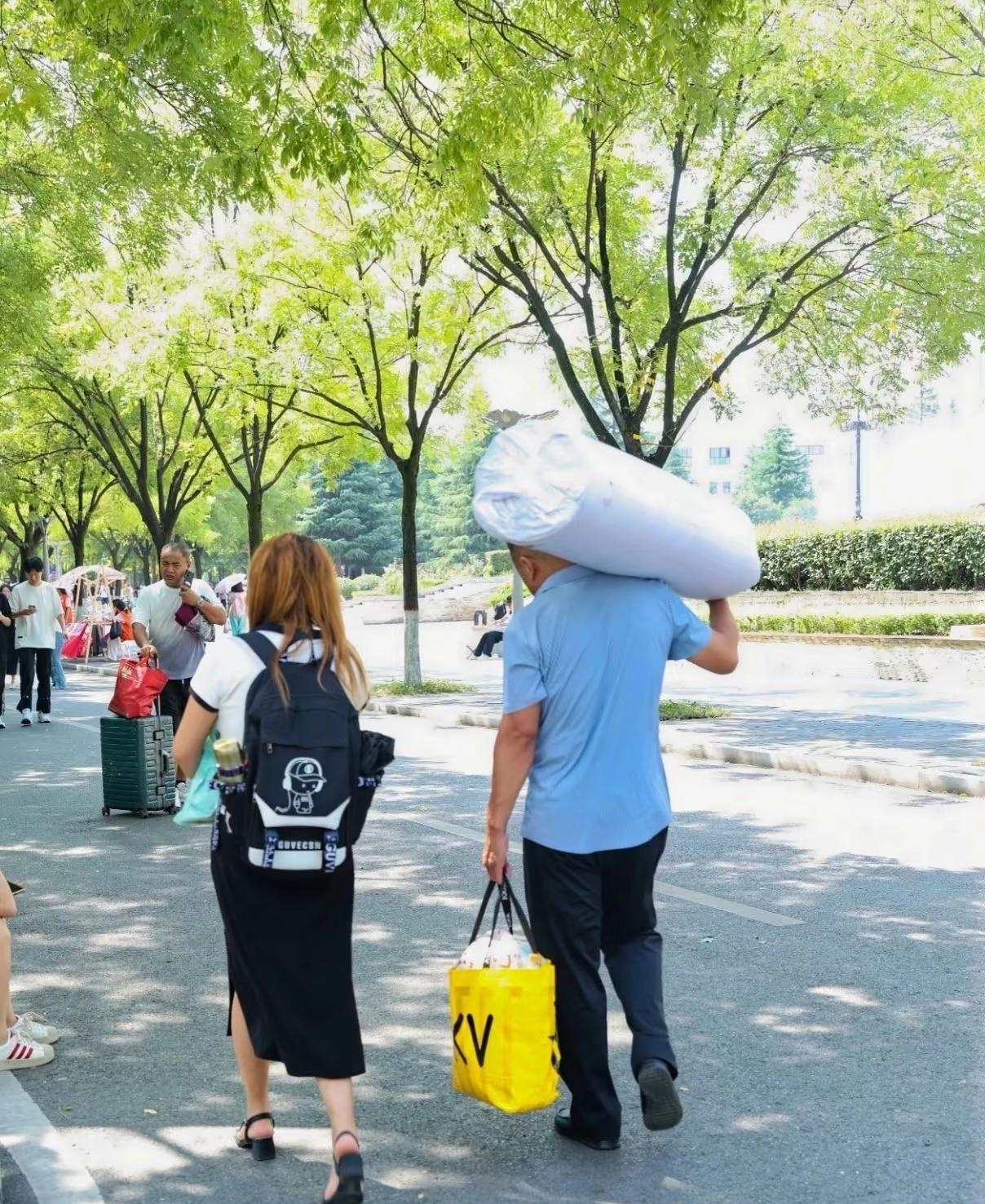 我继父打了我11年，我妈从来没管过。去年我考上大学，走的那天，继父递给我一张银行