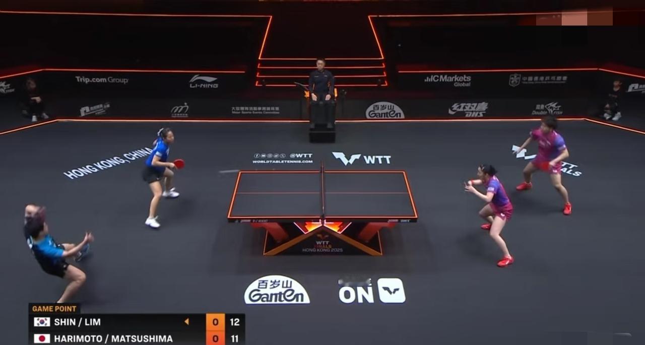 腿伤发作时，韩国姑娘申裕斌蹲在地上绑紧了绷带。三局比赛，她移动时左脚明显不敢完