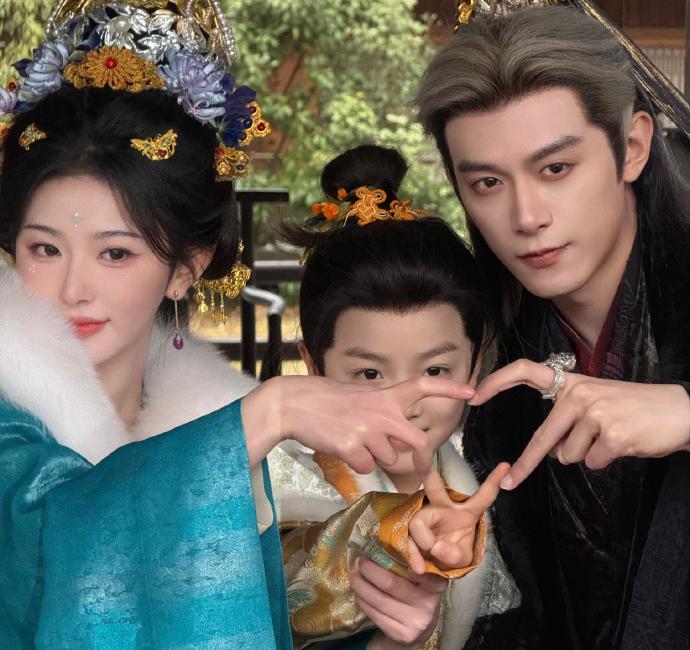 别信什么主角光环，真正改命的都是配角。邓凯演那个银发皇长孙，全剧戏份不到十分之