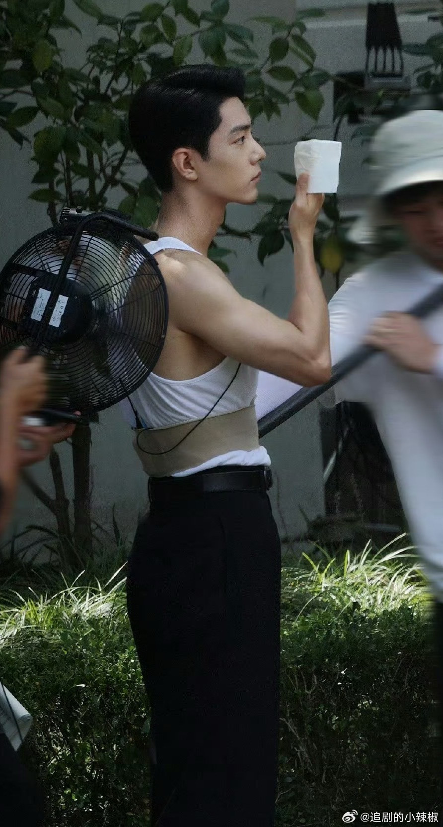 🍃美男擦汗，这画面都不像真人​​​