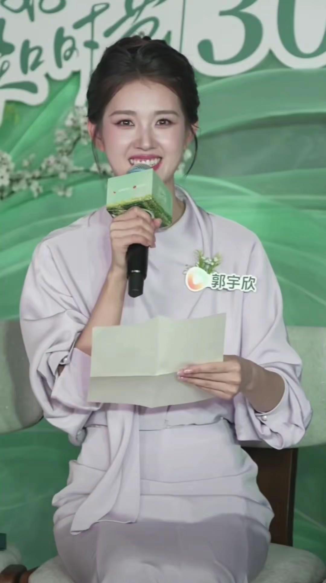 郭宇欣读角色手写信看得人好难过。郭宇欣分享拍摄手写信的幕后，说原本写的草稿还有错